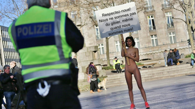 Cologne: une artiste manifeste nue