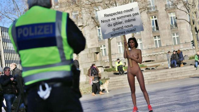 Cologne: une artiste manifeste nue