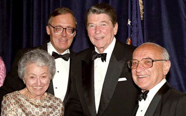 rencontre les politiques de marché libre lors du dîner du dixième anniversaire de la Heritage Foundation en 1983. Le lauréat du prix Nobel Milton Friedman et son épouse Rose accompagnés des président Ronald Reagan et Ed Feulner, président de Heritage.