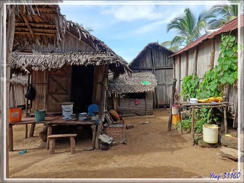Dans les paisibles ruelles d'Antanabe (ou Antanambe) - Nosy Sakatia - Madagascar