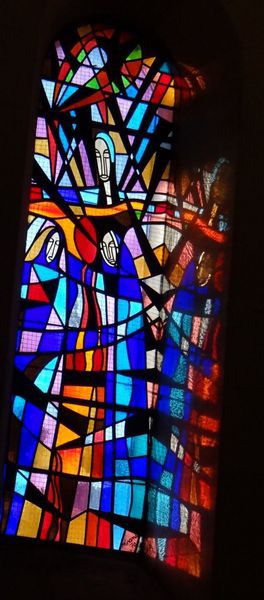 Les vitraux de Raymond Mirande, en l'église Saint-Vincent-de-Paul à Arès...