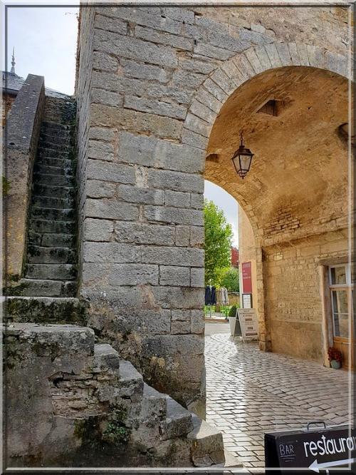 1032 - Noyers-sur-Serein dans l’Yonne (89) 