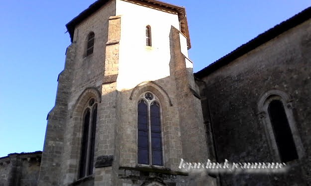 Saint-Macaire (gironde) La commune de Saint-Macaire se situe sur la rive droite de la Garonne au niveau du fleuve où l'effet est une église catholique située dans le département français de la Gi