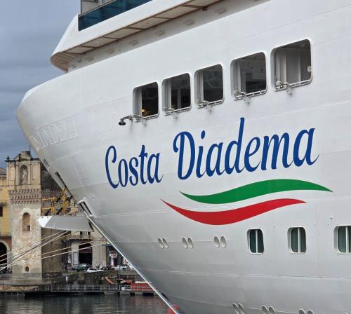Le Costa DIADEMA dans le port de Savone