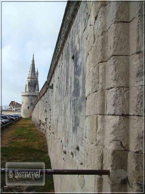 La Rochelle rue sur les Murs Tour de la Lanterne et rempart