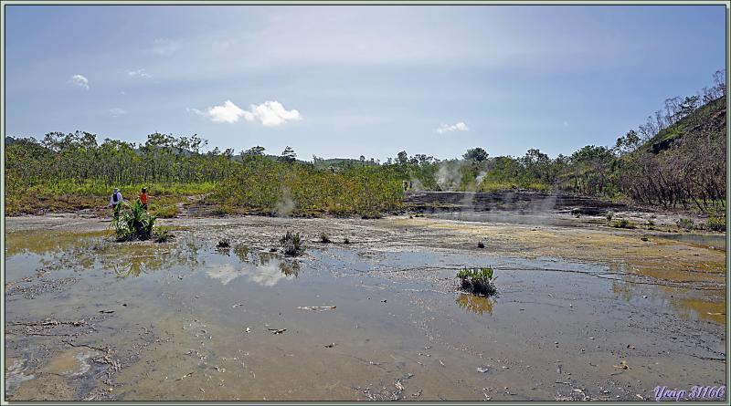 Débarquement à l'île Fergusson, puis, accompagnés par des guides locaux, direction de la source d'eau chaude de Deidei, avec ses fumées et ses geysers - Papouasie Nouvelle-Guinée