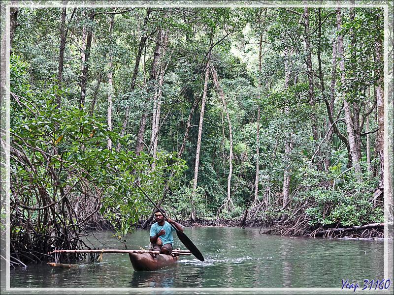 C'est parti pour une agréable balade (pour nous deux, pas pour les piroguiers !) d'une demi-heure en pirogue dans la mangrove - Tufi - Maclaren Harbour - Province d'Oro - Papouasie Nouvelle-Guinée