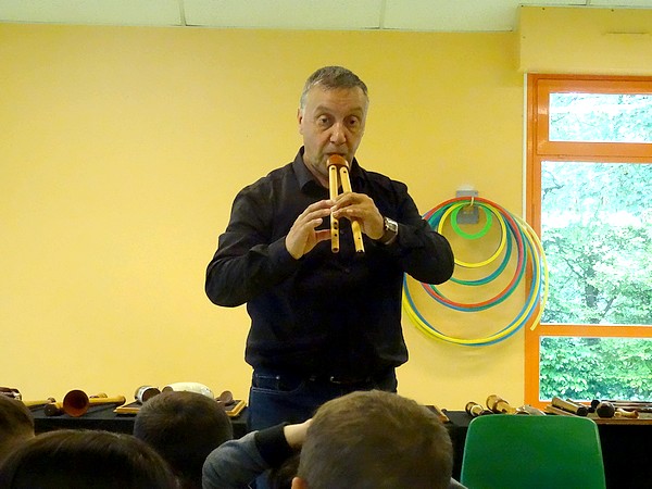 A l'initiative de l'association "Châtillon-Scènes, François Tainturier, Directeur du Laostic, est venu présenter des instruments anciens aux élèves des écoles Louis Cailletet et Francis Ca