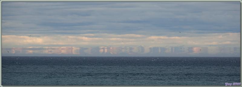 Effet mirage sur l'île Baffin (130 km de distance) vu de Dundas Harbour - Nunavut - Canada