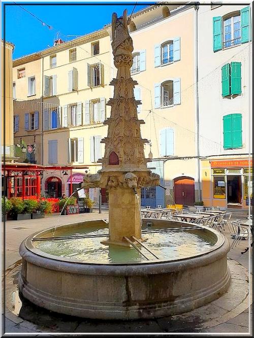 1012 -  Forcalquier dans les Alpes de Haute-Provence (04)