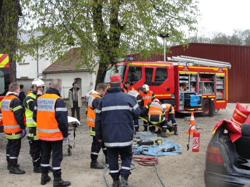 Démonstrations des Sapeurs-Pompiers Châtillonnais en direction des élèves du Collège Fontaine des Ducs de Châtillon sur Seine...