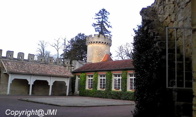 suite (SAINTE CROIX DU MONT. Adresse : Château de Tastes - 33410 Sainte Croix du Mont,cette semaine je vous emmène voir Sainte Croix du Mont   le château