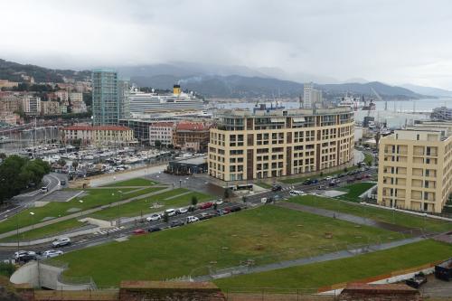 Vue sur le port depuis la Forteresse de Priamar à SAVONE