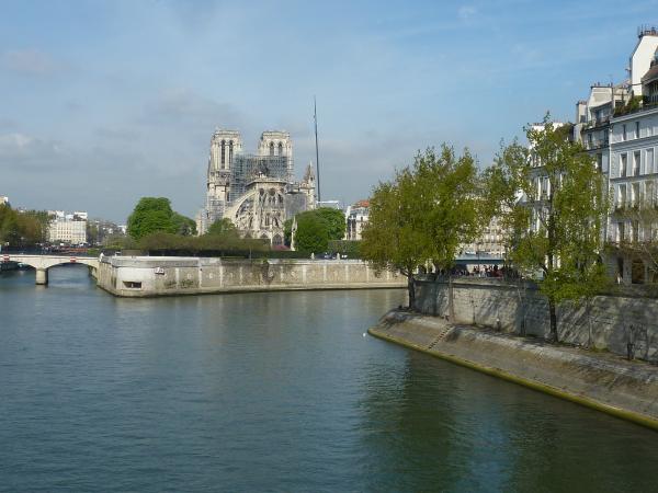 Balade autour de Notre-Dame mutilée