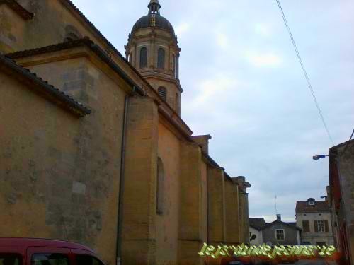 Preignac (Gironde) L'église St Vincent situè au bord de la nationale 113