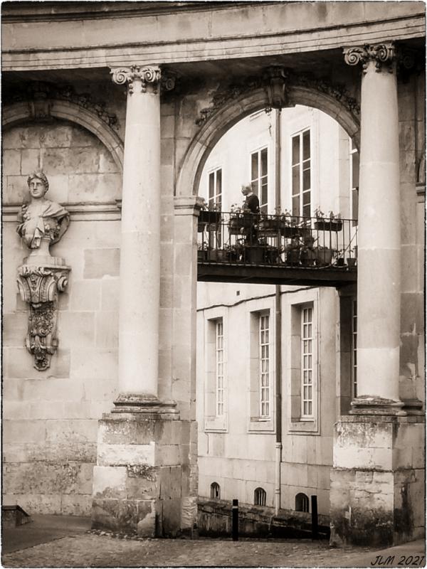 derrière la Porte