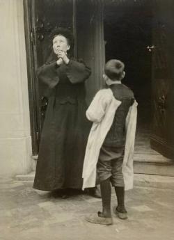 1910s Antoinism Religious Cult - Adept curing a child (1)