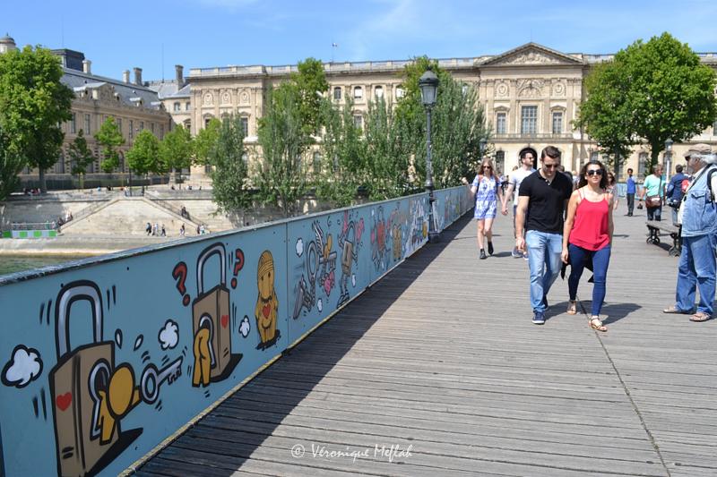 Débarrassé de ses cadenas, le pont des Arts se met au street art
