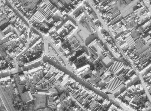 Moreuil - Centre-ville en 1983, Place Norbert Malterre, l'église abbatiale Saint-Vaast et l'Hôtel de Ville (remonterletemps.ign.fr)