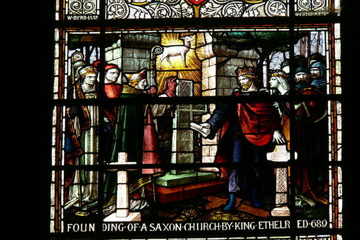 Un vitrail moderne de l'église Saint-Jean de Chester présentant sa fondation par Æthelred en 689.