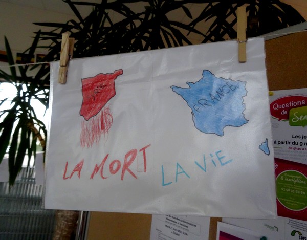 "La grande lessive " proposée par le Centre Social et de Loisirs a été un grand succès....