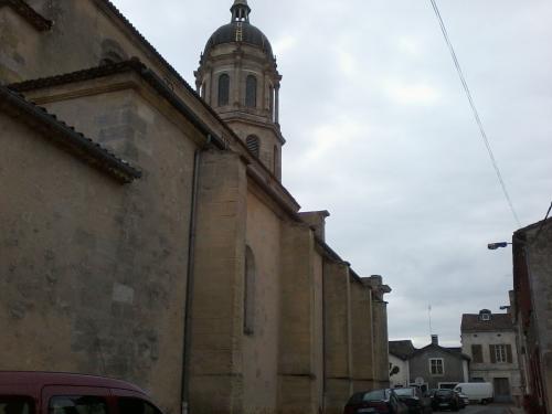 Preignac (Gironde) L'église St Vincent situè au bord de la nationale 113