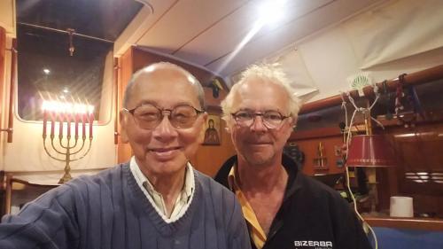 Le balcon posé sur la mer (11-2) à Μύκονoς. Le balcon du Samedi Saint