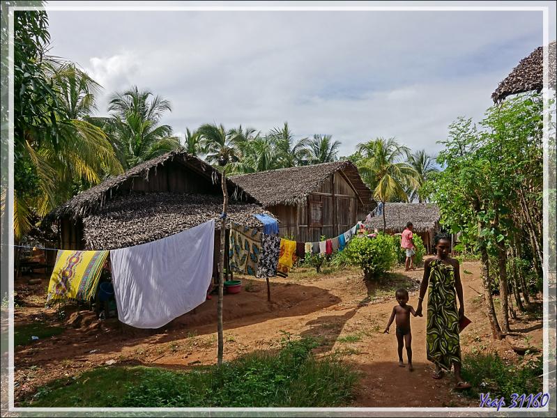 Promenade dans Antanambe, le village voisin du Sakatia Lodge - Nosy Sakatia - Madagascar