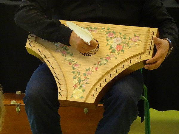 A l'initiative de l'association "Châtillon-Scènes, François Tainturier, Directeur du Laostic, est venu présenter des instruments anciens aux élèves des écoles Louis Cailletet et Francis Ca
