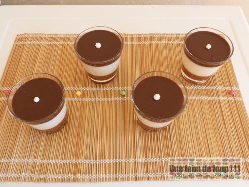 Verrine panna cotta vanille entourée de caramel et chocolat . . .
