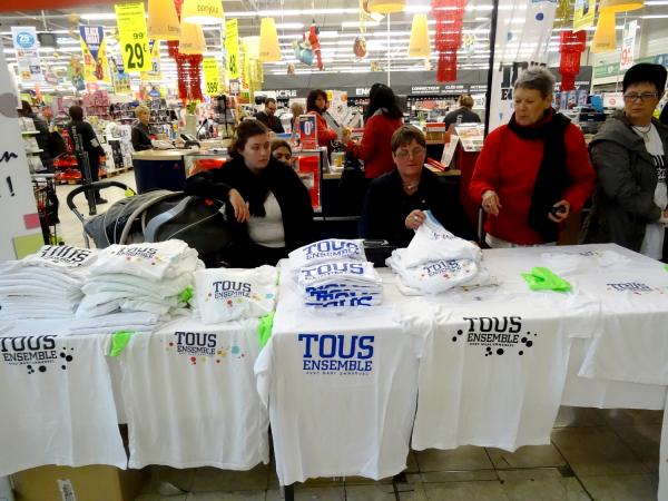Une vente de tee-shirts "Tous Ensemble", au profit de Romain, a eu lieu dans la galerie marchande d'Auchan