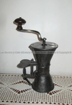 Moulin Sablier XVIIIe siècle en fer forgé, signé