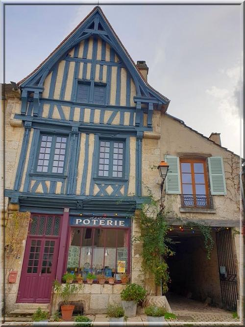1032 - Noyers-sur-Serein dans l’Yonne (89) 
