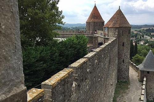 Carcassonne  (Aude)  :  les remparts et le château comtal  