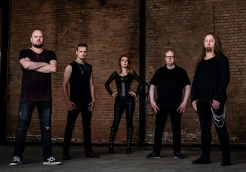 MANORA - Les détails du premier album Brave The Storm