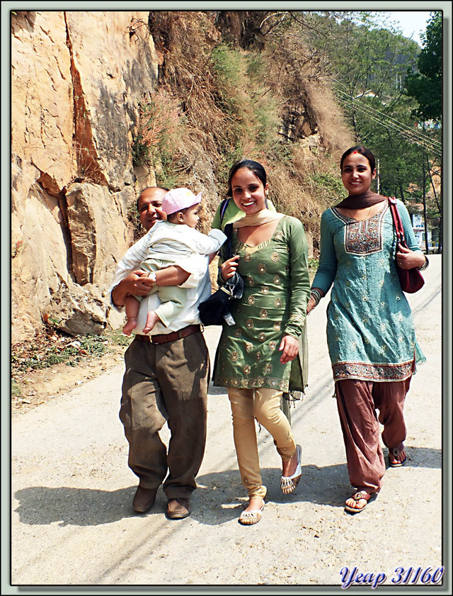 Blog de images-du-pays-des-ours : Images du Pays des Ours (et d'ailleurs ...), Dans les rues de Tansen (Palpa): retour de bâton, le photographe photographié - Népal