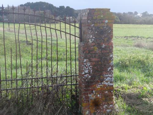 Une porte sur les marais