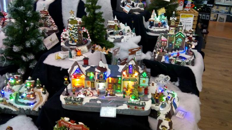 les magasins mettent leurs habits de Noël