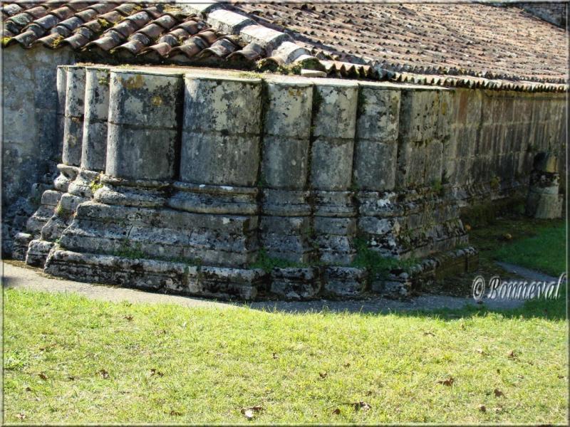 Abbaye de Fontdouce 12 ème siècle Charente-Maritime vestige d'un pilier de l'église abbatiale