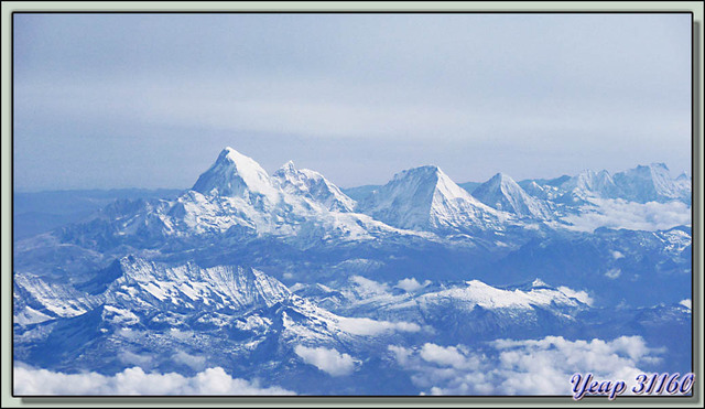 Blog de images-du-pays-des-ours : Images du Pays des Ours (et d'ailleurs ...), Le Jomolhari (ou Chomolhari) 7316 m, montagne sacrée du Bhoutan, 10 mn après le décollage de Paro