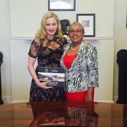 Madonna en visite humanitaire et culturelle au Kenya