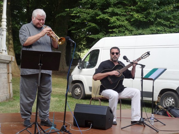 Thierry Caens, Daniel Fernandez et Nicolas Fourgeux ont donné un superbe concert au jardin de la Mairie....