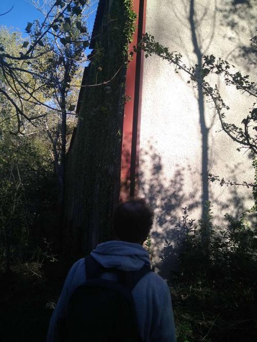 Grand hangar abandonnée arrière court d'une carrière