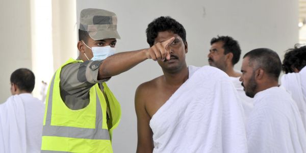 De nombreux policiers étaient également présents sur place pour encadrer le rassemblement. La sécurité est l'une des principales préoccupations des autorités pendant le hadj, même si Al-Qaida dans la péninsule arabique (AQPA) s'est dite opposée à <i>