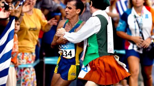 2004 JO Athènes Vanderlei de Lima Brésil Marathon, importuné à moins de 7 km de l'arrivée.jpg