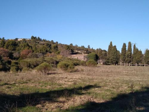 Maison abandonnée au pied de la colline, Les Alpilles