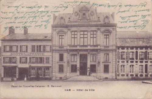 Ham - Hôtel de Ville (Hôtel de France à gauche - circulé 1917)