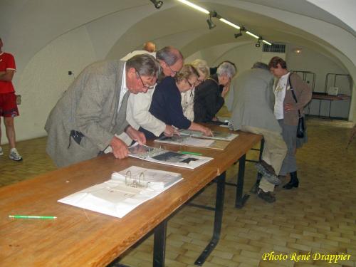 La foire aux livres et aux vieux papiers au jardin de la Mairie...