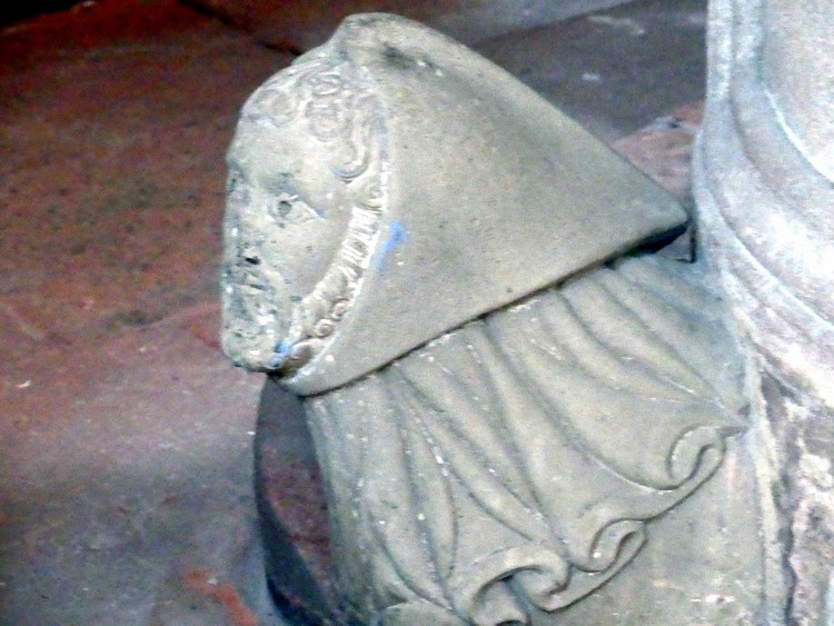 Sculpture des fonds baptismaux : le moine