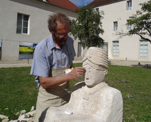 Eric de Laclos continuera de sculpter la statue du " guerrier de Vix" dans la cour du Musée, encore un week-end...